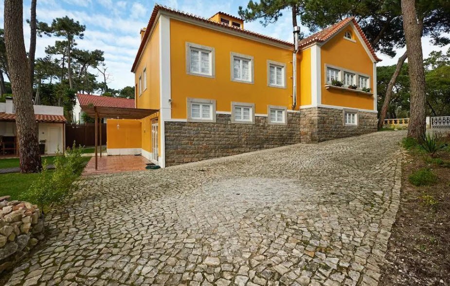 Yellow House Colares, Portugal